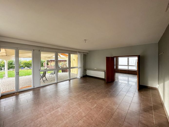 Panorama-Immobilie mit Weitblick: Einfamilienhaus in ruhigem Umfeld! Garten, Garage, Pool! – Wohnzimmer