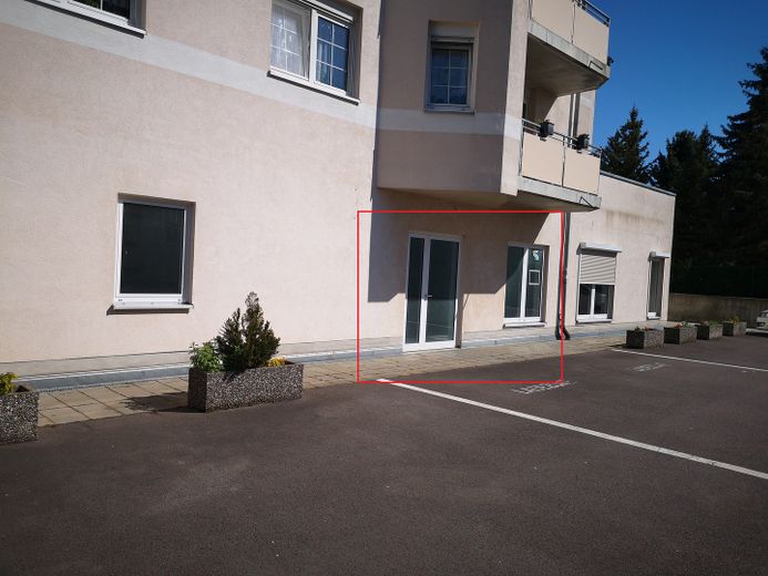 Zwei Gewerberäume mit Parkplätzen + Tiefgarage – Hintereingang (rot markiert) 