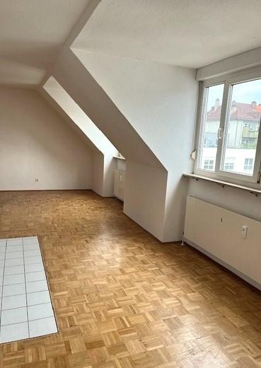 Gemütliche, helle 2,5-Zimmer-Dachgeschosswohnung in zentraler Lage – Wohn- Essbereich