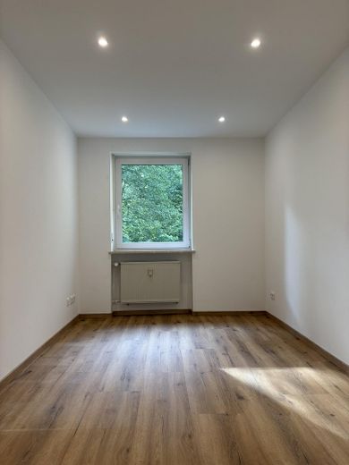 Frisch modernisierte 3-Zimmer-Wohnung mit Loggia – sofort bezugsfrei und Provisionsfrei – Kinderzimmer oder Büro