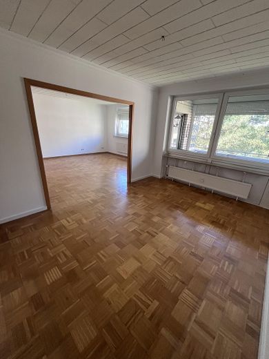Frisch renovierte 75 m²-Wohnung mit Balkon, Aufzug & EBK in Hannover-Bothfeld-Vahrenheide – Wohnzimmer