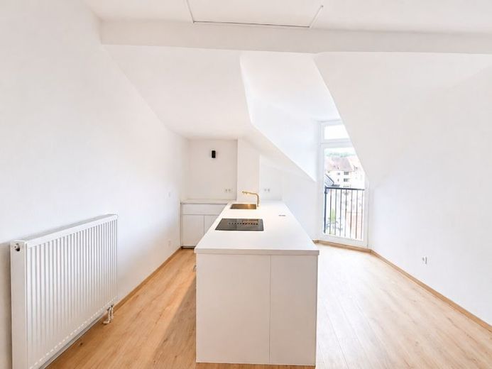Neu renoviertes Dachgeschoss 3ZKB mit neuer Einbauküche in SB - CITY – Foto 1