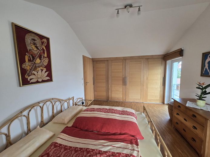 Aydınlık ve huzur verici atmosfere sahip, doğal bahçeli modern mimar evi – Einbauschrank