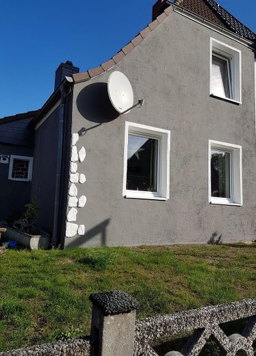 Casa bifamiliare ristrutturata con 992 m² di giardino da sogno – senza provvigione, ideale per famiglie – Vorderseite