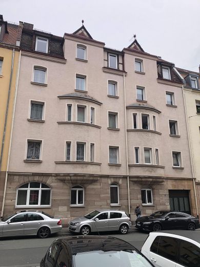Stilvoll kernsanierte 4-Zi-Altbau-Wohnung – Außenansicht