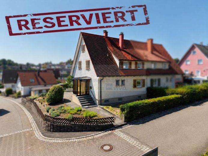 Casa unifamiliar o bifamiliar como vivienda pareada, con mucho espacio, gran parcela y dos posibles zonas residenciales en una ubicación residencial muy solicitada de Donaueschingen – Foto 1