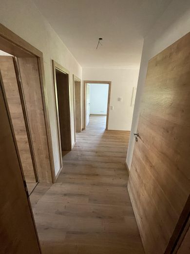 Appartamento con 4 locali al 1° piano, giardino e terrazza, nuova costruzione di 103 m2 a Fridolfing, canone di locazione senza spese 1150€ – Flur