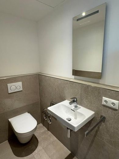 ¡Apartamento de 4 habitaciones con cocina americana y gran balcón! ¡Moderno, cómodo y excelentemente comunicado! – Gäste-WC