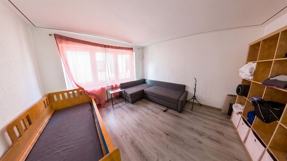 Modernisiertes Familienhaus mit Pool, Sauna, Flächenkühlung/Heizung, Smart Home & PV-Anlage – Zimmer