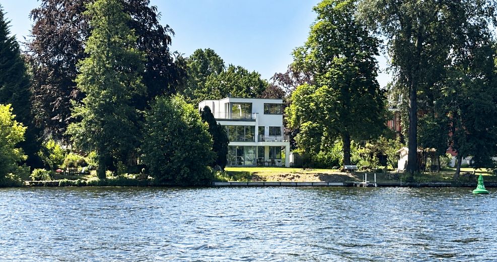 Vistas despejadas de 180° al Spree y vistas a zonas verdes - ático tipo maisonette en casa de tres viviendas – Ansicht von der Spree