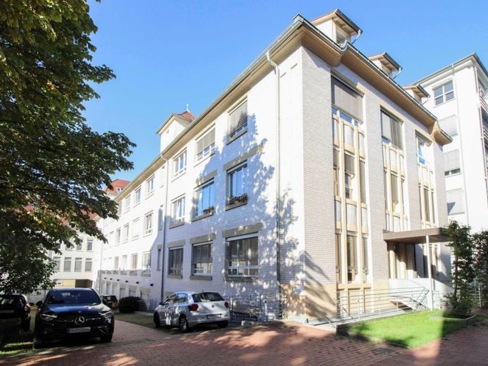 Stuttgart-Süd'de merkezi konumda, hemen taşınılmaya hazır 2 odalı kat mülkiyetli daire ve kapalı otopark yeri! – Fotoğraf 1