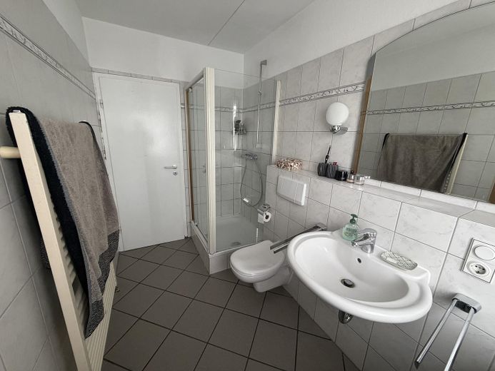 Freistehendes Einfamilienhaus mit schönem Garten und Garage in Aufderhöhe - PROVISIONSFREI – Badezimmer EG