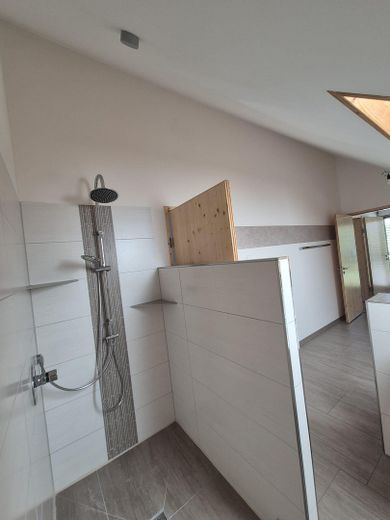 Ökologisches Holzhaus im Hegau: Ein einzigartiger Rückzugsort für Ihre Familie! – Badezimmer Dusche