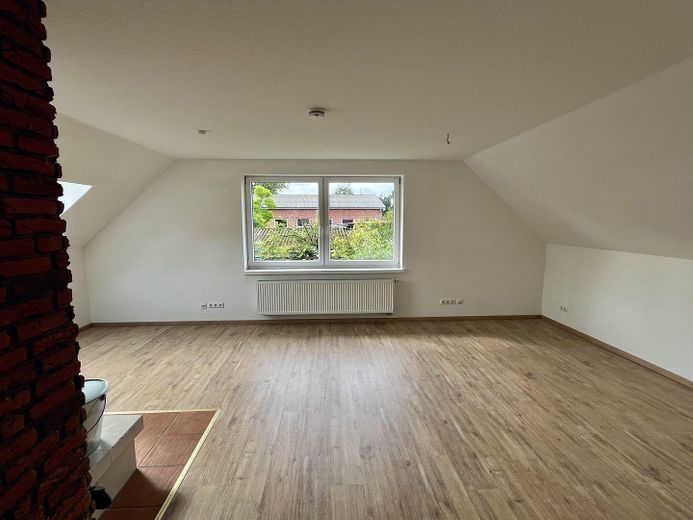 Charmante 4-Zimmer-Maisonette mit Kamin & Einbauküche in Seevetal-Ohlendorf – Wohnbereich 