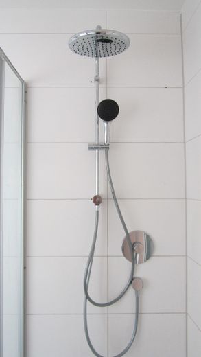 Ruhige zentrale 4,5-Zimmer-Wohnung mit großem Balkon 1. OG Herrenberg Ziegelfeld Wallbox Stellplatz – Bad Regendusche neu