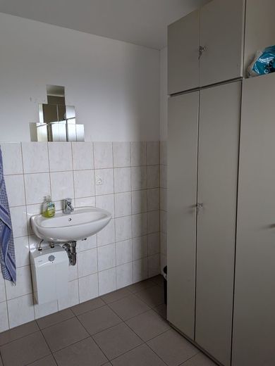 Produktions- und Lagerhalle zu vermieten – Sanitäranlagen Umkleide Herren
