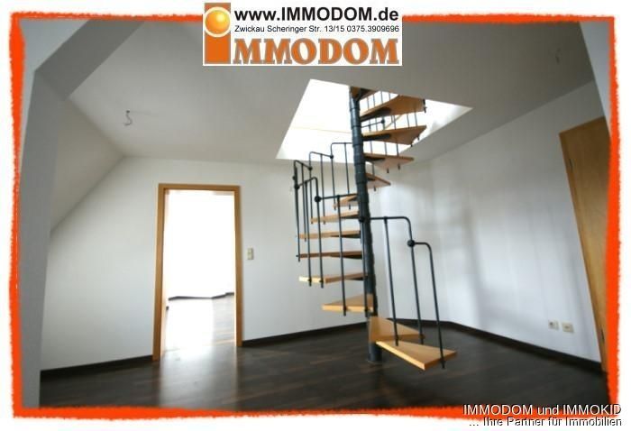 3-Zimmer-Maisonetten-Dachwohnung für INDIVIDUALISTEN mit LAMINAT und Personenaufzug zu vermieten! – Blick zum Wohnzimmer