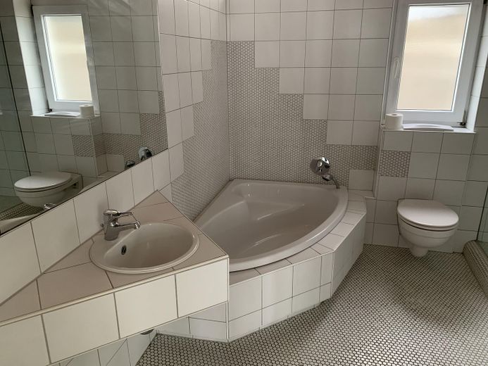 Bad EG inkl. Badewanne & Dusch