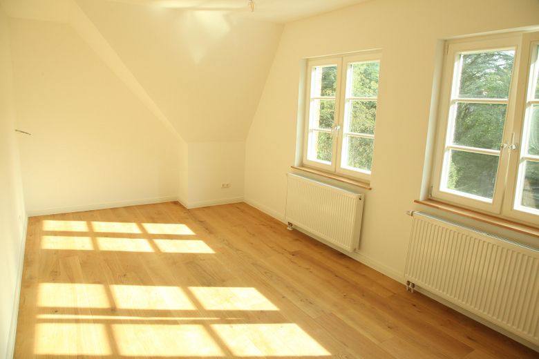Splendido edificio hanseatico in mattoni rossi con ampio giardino nella migliore posizione di Volksdorf – 1. OG, Schlafzimmer 