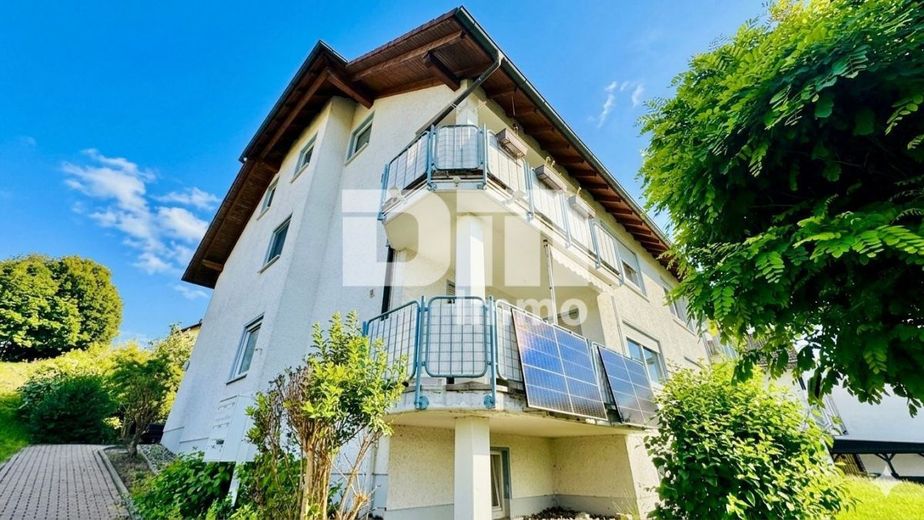 Hochwertig sanierte, ebenerdige Dreizimmerwohnung im EG mit Loggia + PKW-Stellplatz – Seitenansicht Titel