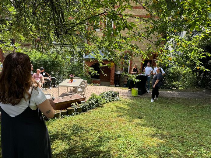Traum-Office mit Dachterrasse, Blick in's Grüne & Gemeinschaftsküche mitten im Stuttgarter Norden – Gemeinsames Grillen im Garten