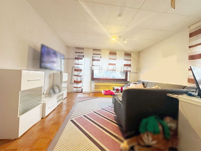 Geräumige 4-Zimmer-Wohnung mit sonnigem Balkon und Garagenstellplatz – Wohnzimmer