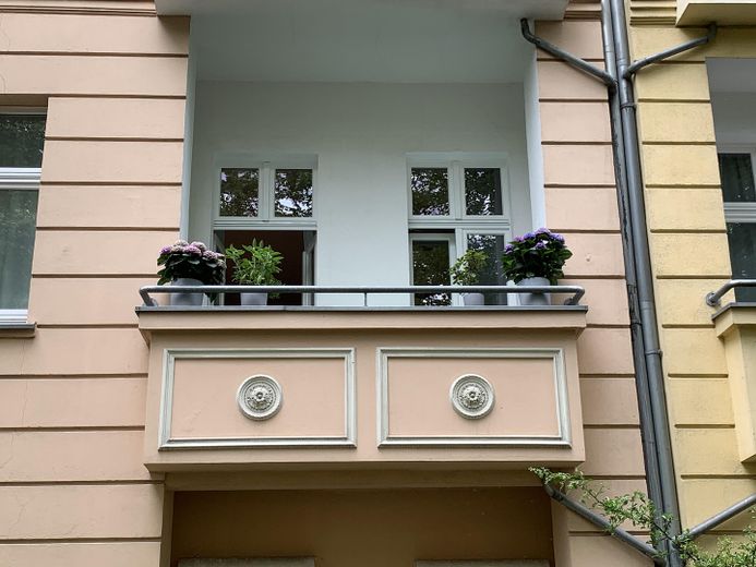 Stilvoll modernisierte Altbauwohnung mit Balkon im beliebten Florakiez – Balkon