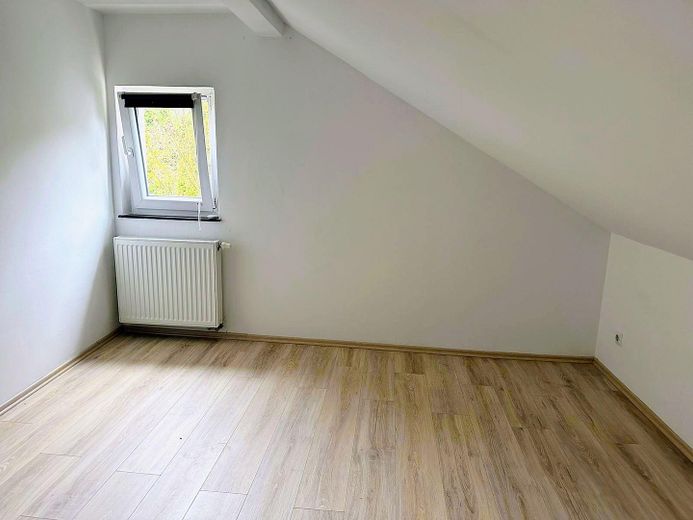Schöne Wohngebäude mit zwei Wohnhäusern in Kaiserslautern-Erlenbach zum Verkauf – 1.OG / Rechts