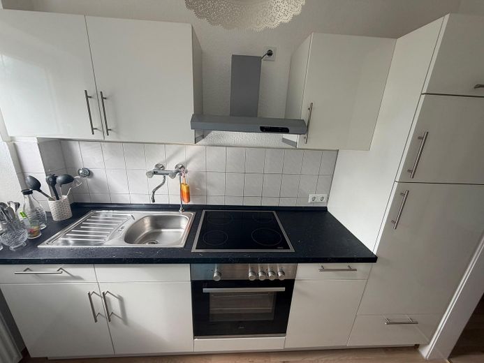 Schöne helle 2,5-Zimmerwohnung mit neuem Tageslichtduschbad und Süd-Westbalkon – Aktuelle Küche