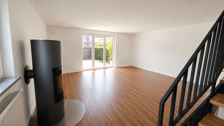 Modernes Reiheneckhaus in familienfreundlicher Wohnlage in Poing – Wohnzimmer
