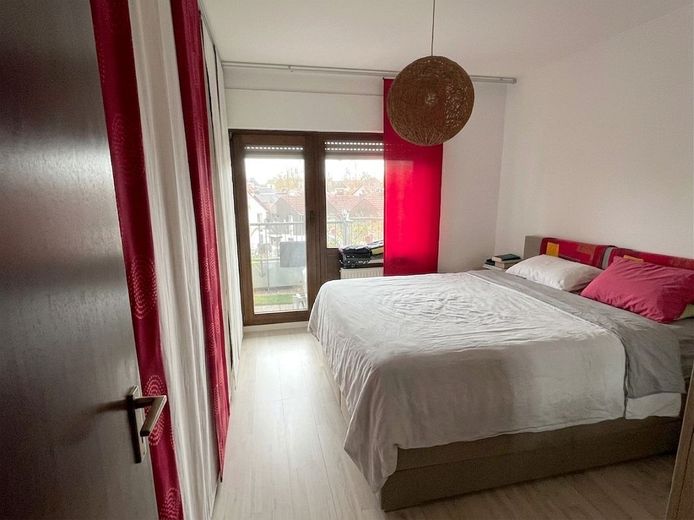 **RESERVIERT** Ansprechende 3-Zimmer-Eigentumswohnung mit Sonnenbalkon und Tiefgaragenstellplatz in Bad Homburg vor der Höhe - Ober-Eschbach – Schlafzimmer mit Balkonzugang