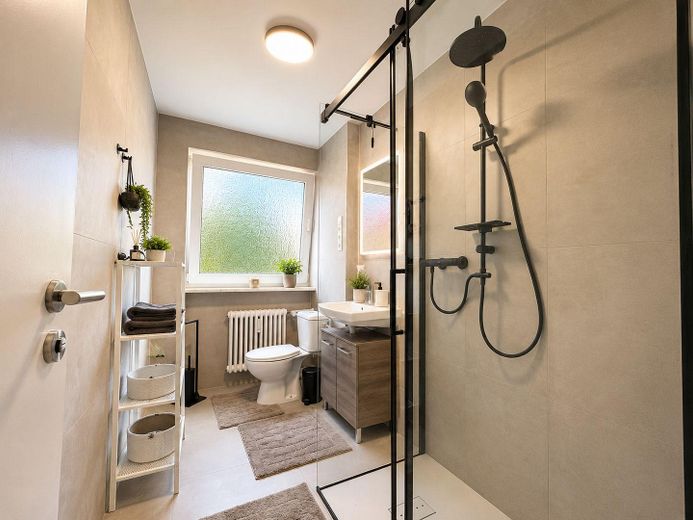 WG-Neugründung! Charmantes Zimmer in frisch sanierter 4-Zimmer-WG, München – Bad
