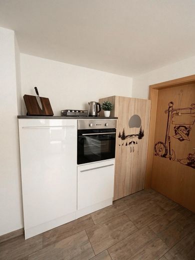 Bel appartement de 3 pièces au rez-de-chaussée avec cuisine équipée, cave et place de parking à KÜN-Nagelsberg – Küche