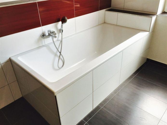 Exklusive, moderne Wohnung mit Dachterrasse offener Küche, Kamin und TG-Stellplatz – Bad - Badewanne