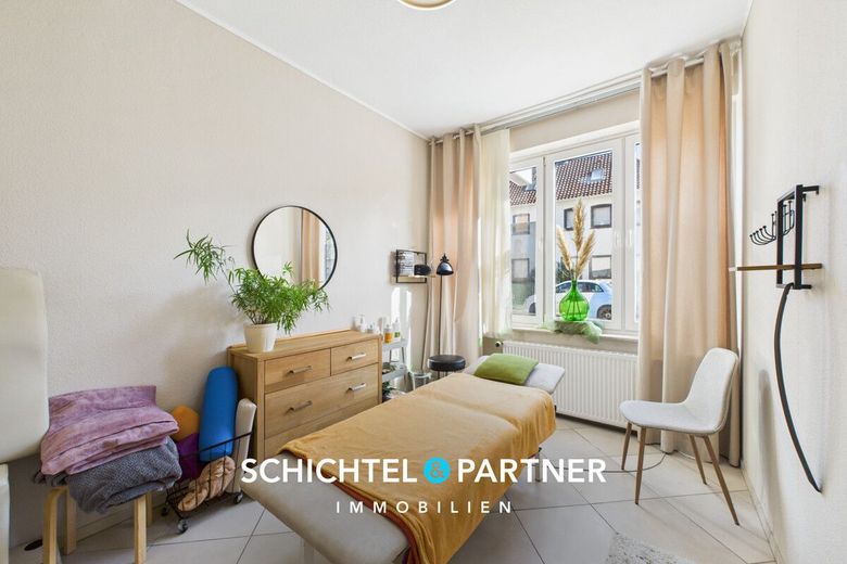Vegesack | Mehrfamilienhaus mit Gewerbe, Garagen und großem Grundstück – S&amp;P | Behandlungsraum