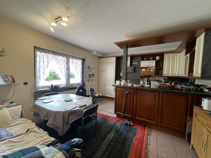 Encantador y espacioso piso de 3 habitaciones con chimenea y entrada independiente en Kirchardt – Küche Esszimmer