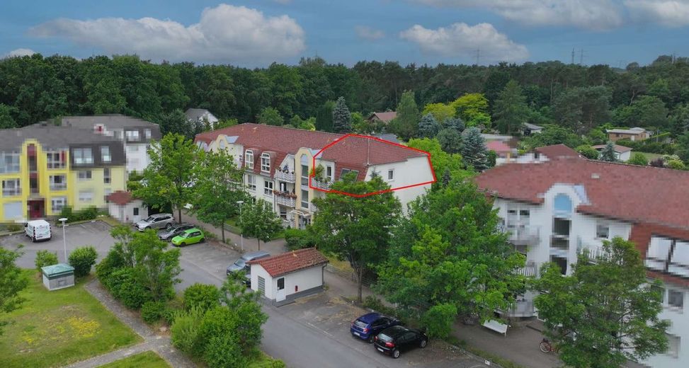 Helle Dachgeschosswohnung mit Balkon in ruhiger, grüner Lage vor den Toren Berlins – Nordost Luftbild