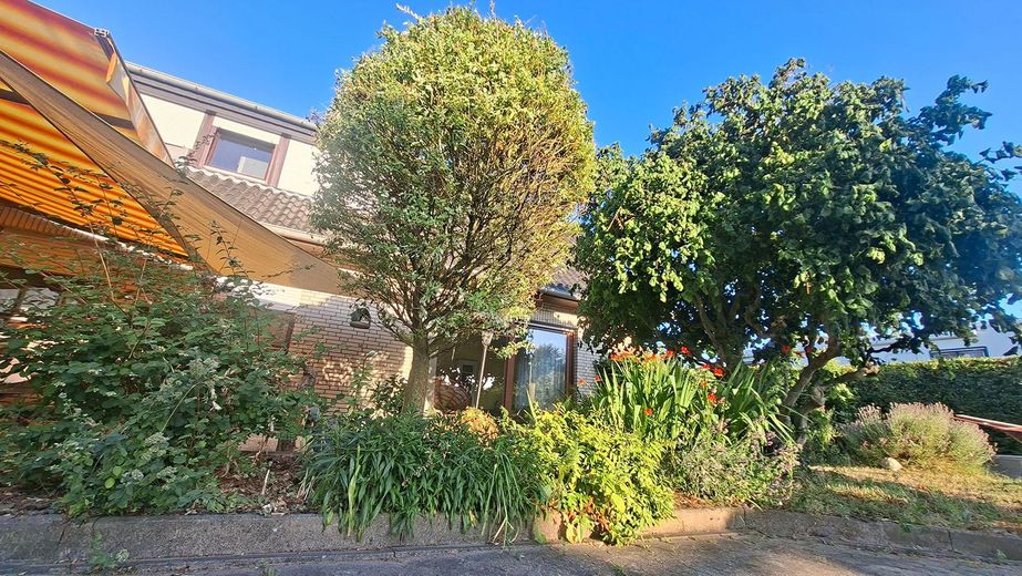 Two-family house – quiet and central with a garden paradise – Außenansicht & Garten