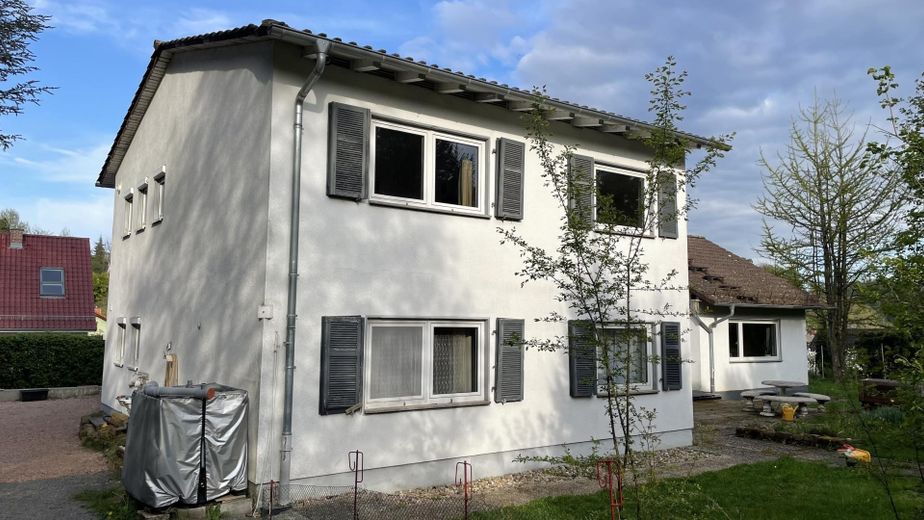 Stilvoll renoviertes Landhaus mit großzügigen Räumen – Ansicht von Westen