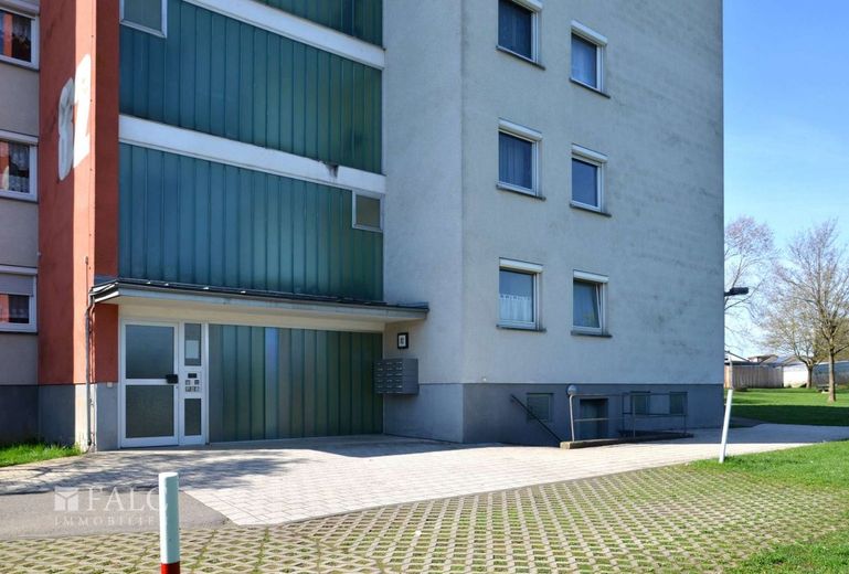 Sofort bezugsfreie 2-Zimmer-Wohnung mit Balkon und Aufzug in Aldingen – Eingangsbereich Gebäude
