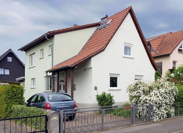 Bad Nauheim şehir merkezinde, çift garajlı müstakil ev – Straßenseite
