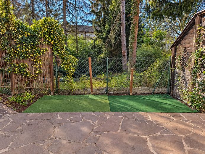 Eigenes Haus statt 3-Zimmer-Wohnung – Garten, Stellplatz, ausgebauter Keller, kein Hausgeld (privat) – Garten Aussicht