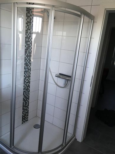 Nowoczesne mieszkanie z przestronną loggią, balkonem i poddaszem w najlepszej lokalizacji w Hooksiel – Dusche