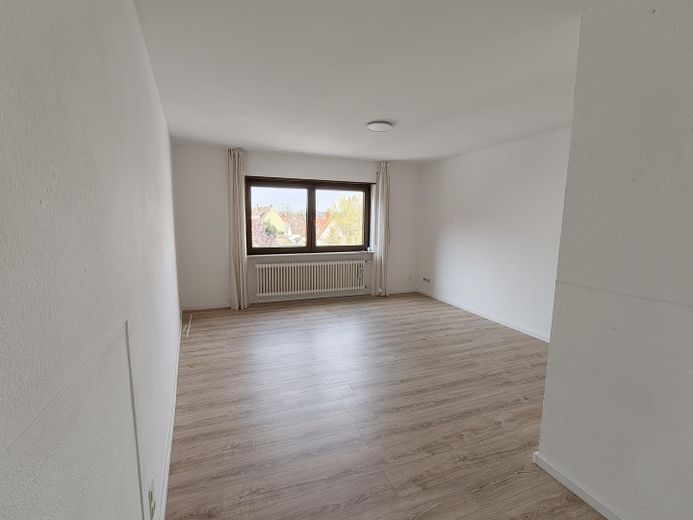 Charmantes 1,5 Zimmer Appartment mit Pantry Küche und KFZ Stellplatz - Frei ab 01.09.26 – Wohn-/Schlafbereich