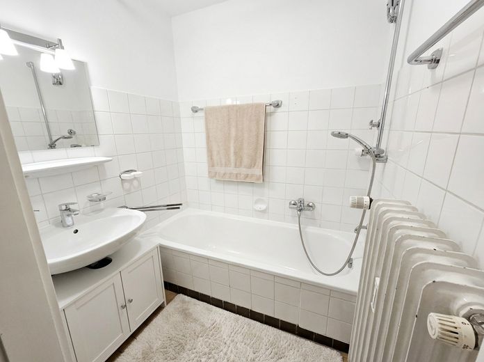 Frisch renoviert: helle 3-Zimmer-Wohnung mit sonnigem Balkon – Foto 3