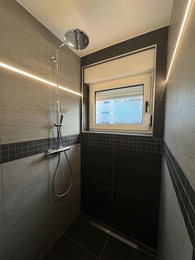 Apartamento de 1 habitación con terraza y cocina equipada en el centro de Cottbus – Dusche