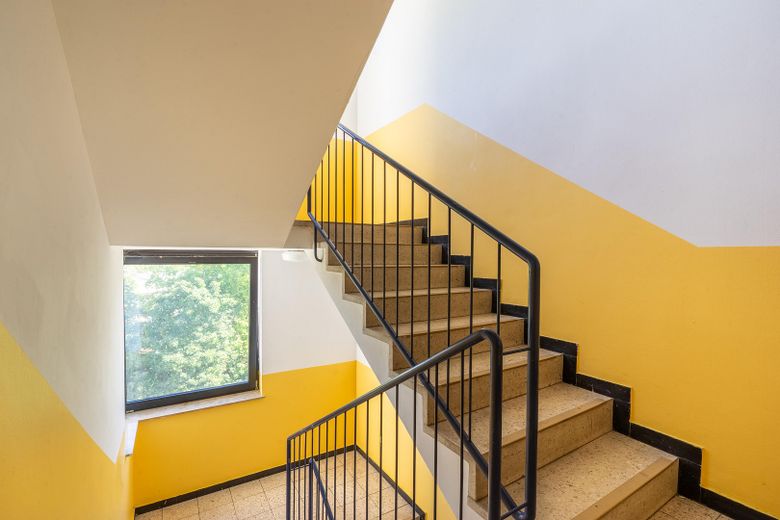¡Apartamento+plaza de aparcamiento en Maguncia: inversión, padres y uso propio – ¡VACÍO Y SIN COMISIÓN! – Gepflegtes Treppenhaus