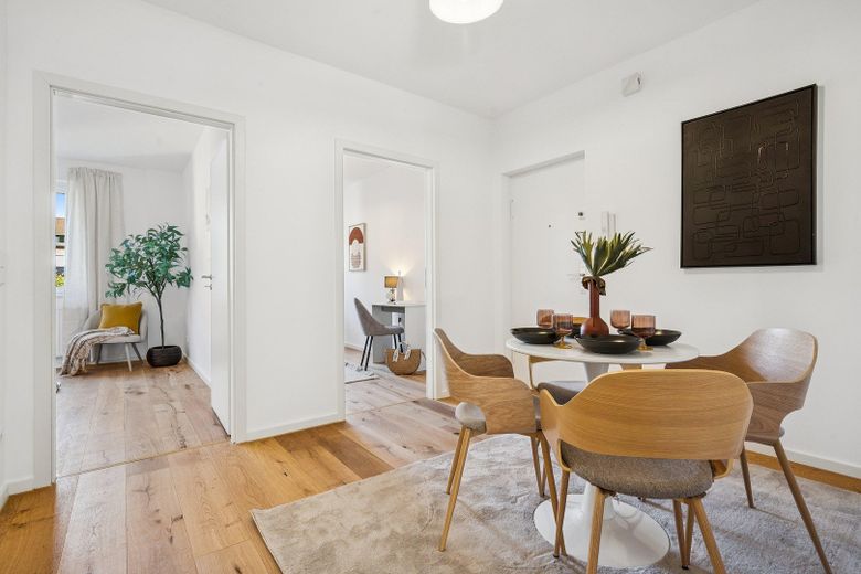 PROVISIONSFREI - FRISCH SANIERTE 3-ZIMMER-WOHNUNG MIT BALKON & EICHENPARKETT – Flur