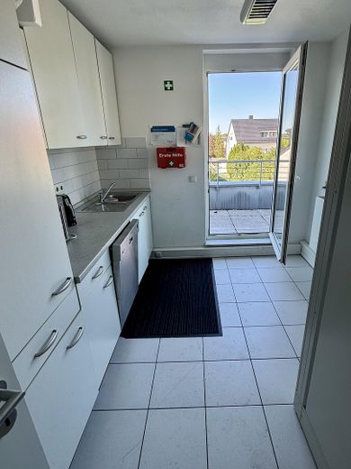 Moderne Büroeinheit mit Terrasse, Balkon und TG-Stellplätzen (provisionsfrei) – Teeküche mit Terrasse