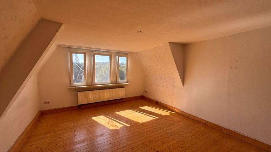 6-Zimmer-Dachgeschosswohnung mit EBK und Gartenabteil, nähe Bahnhof – Schlafzimmer - www.immobilien-heise.de